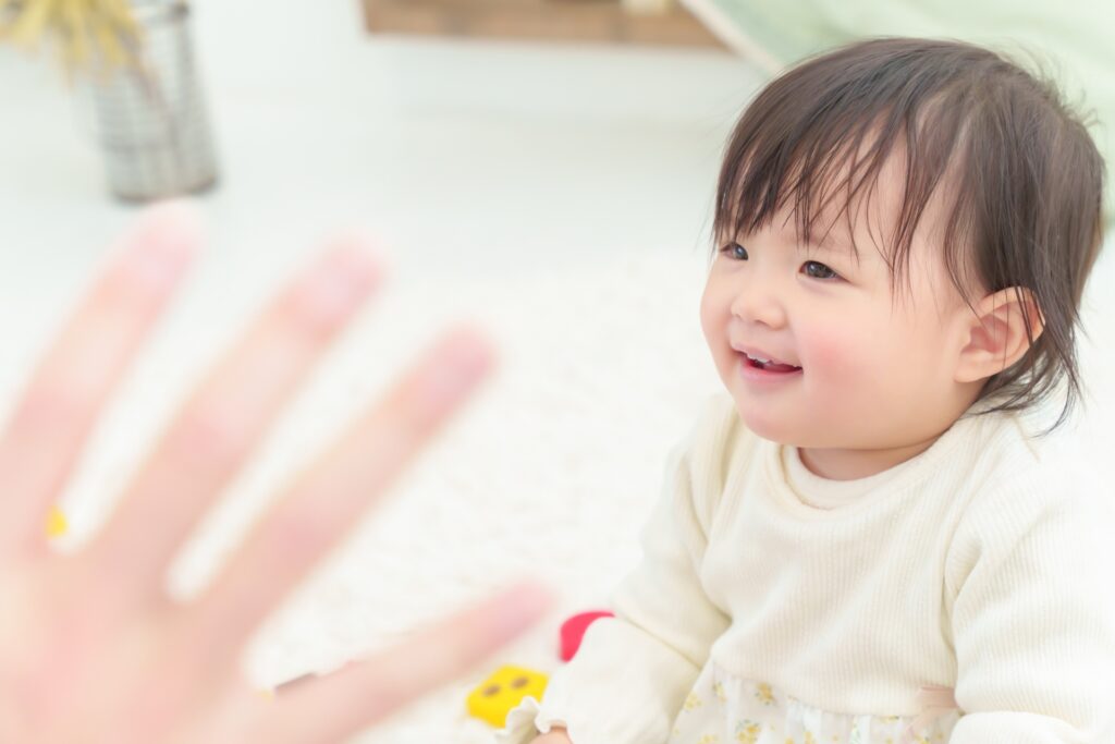 手遊びで笑う赤ちゃん