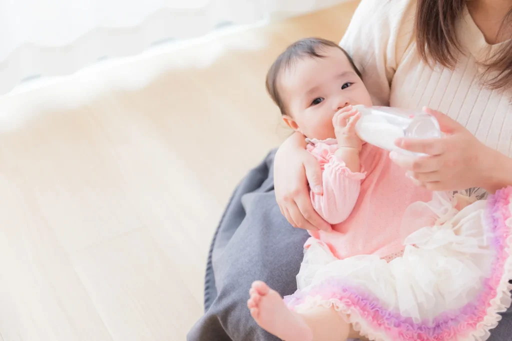 哺乳瓶でミルクを飲む赤ちゃん