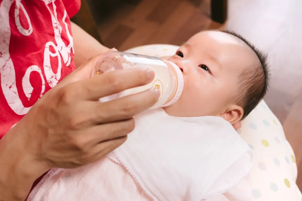 哺乳瓶でミルクを飲む赤ちゃん