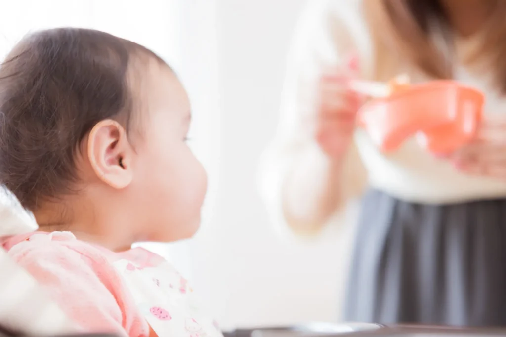 離乳食に注目する赤ちゃん