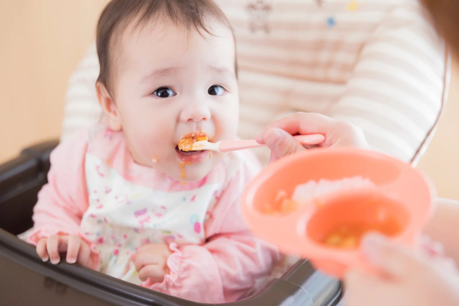 離乳食を食べる赤ちゃん