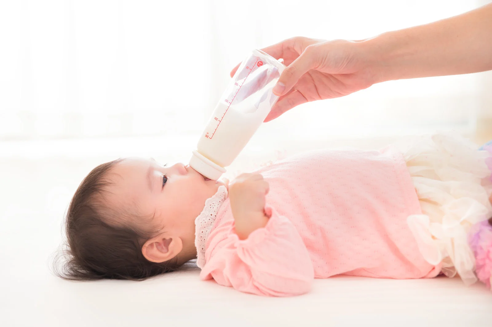 哺乳瓶で赤ちゃんを飲む赤ちゃん