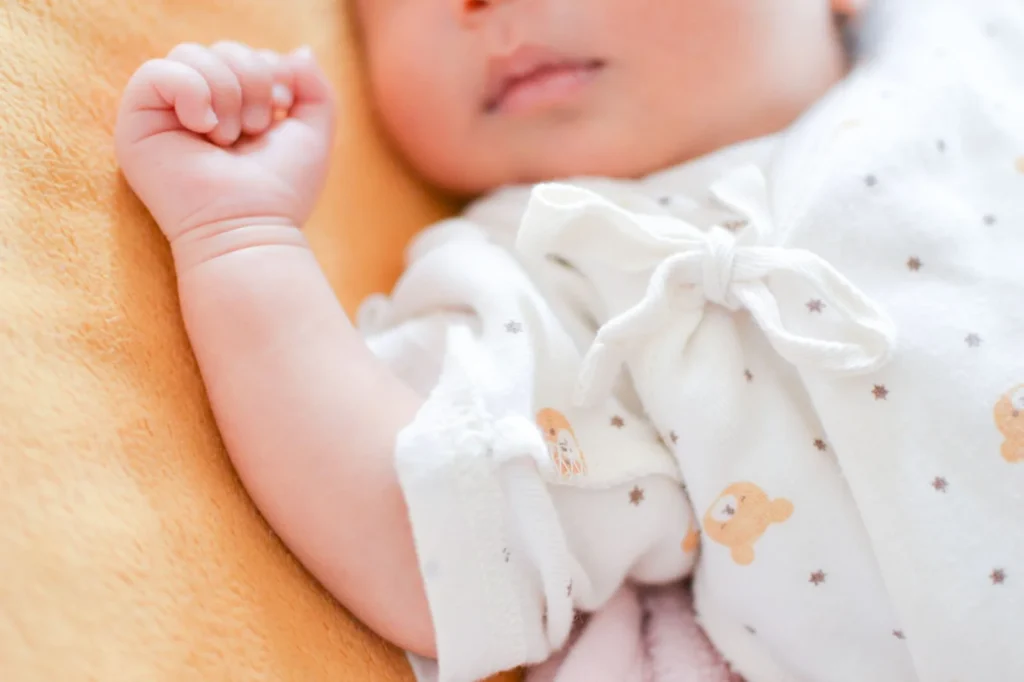 ぐっすり眠る新生児の赤ちゃん