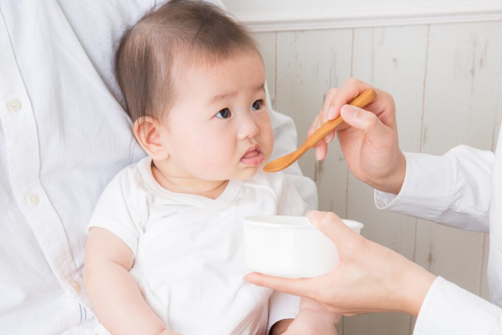 離乳食を食べさせてもらう赤ちゃん