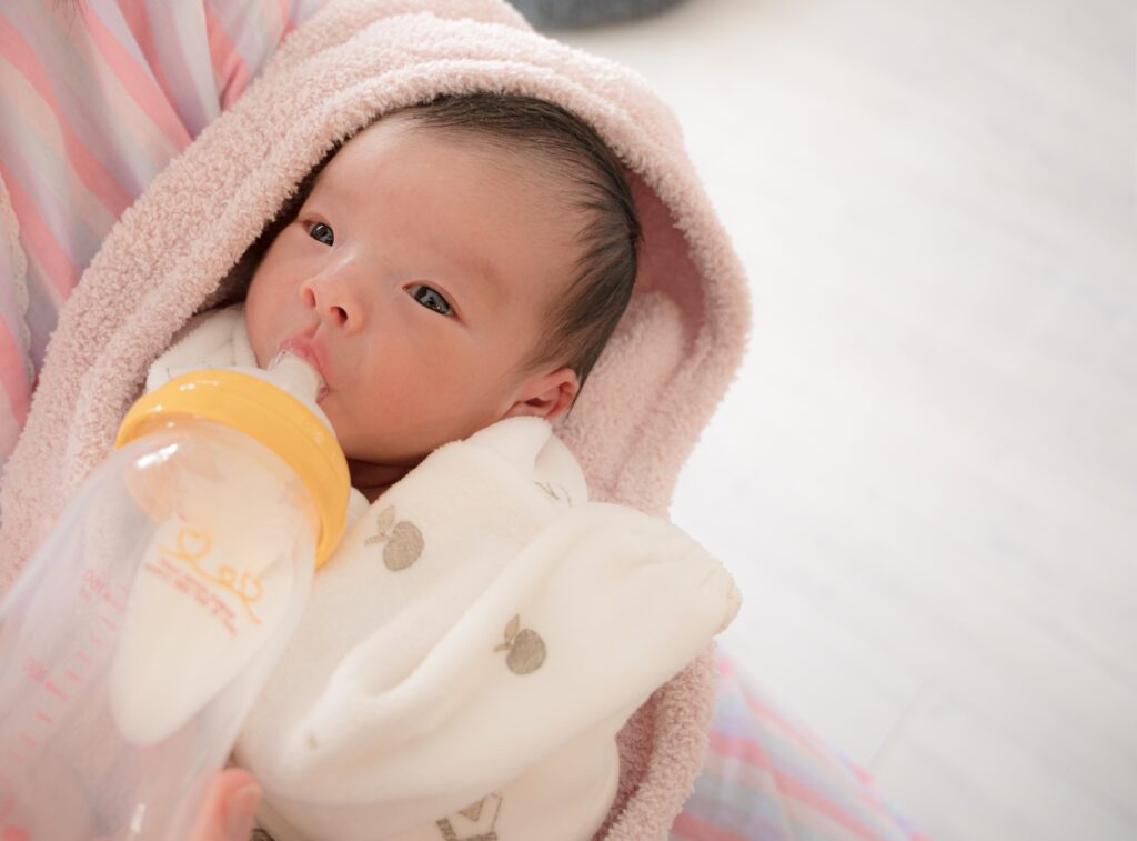 ミルクを飲む新生児の赤ちゃん