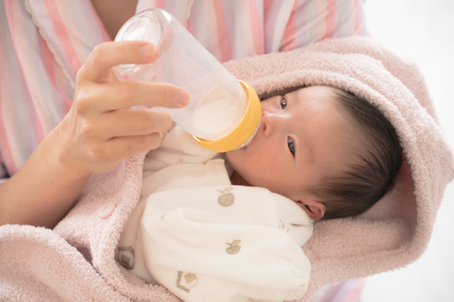 ミルクを飲む新生児の赤ちゃん