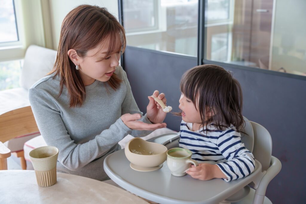 離乳食を食べる赤ちゃん