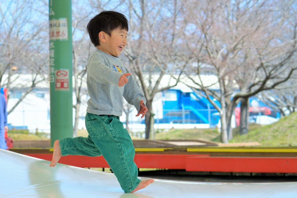 走って遊ぶ3歳くらいの子ども