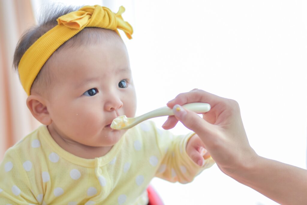 離乳食を食べる赤ちゃん