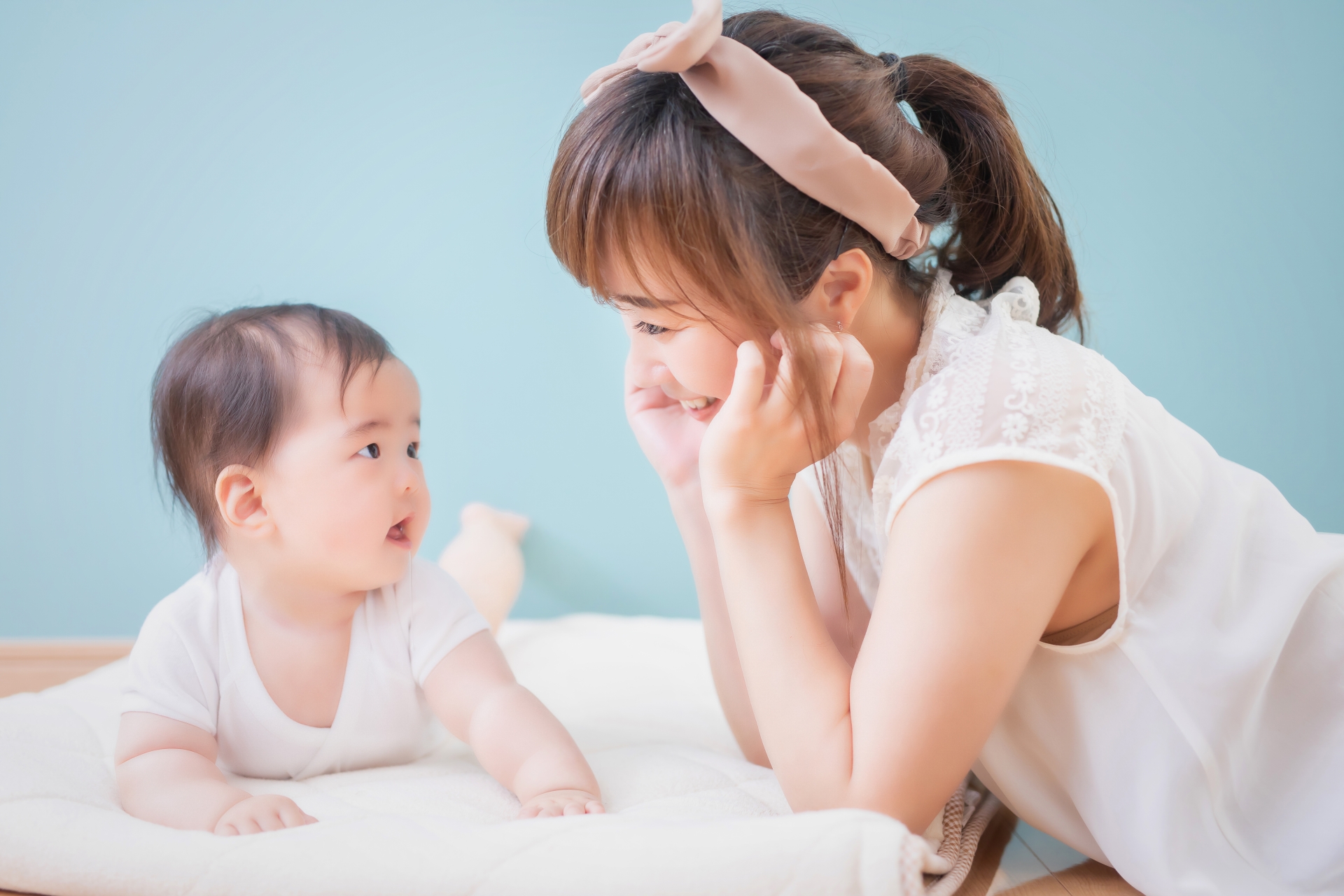 新生児と女の子