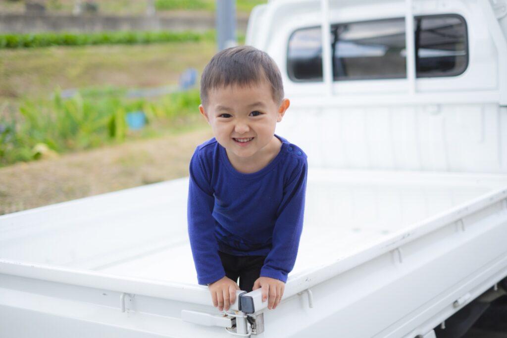 活発に遊ぶ3歳児