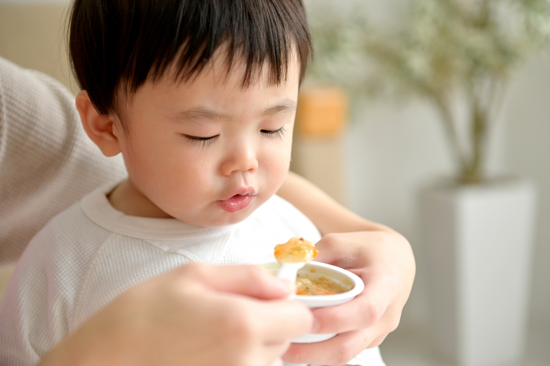 離乳食を食べる赤ちゃん