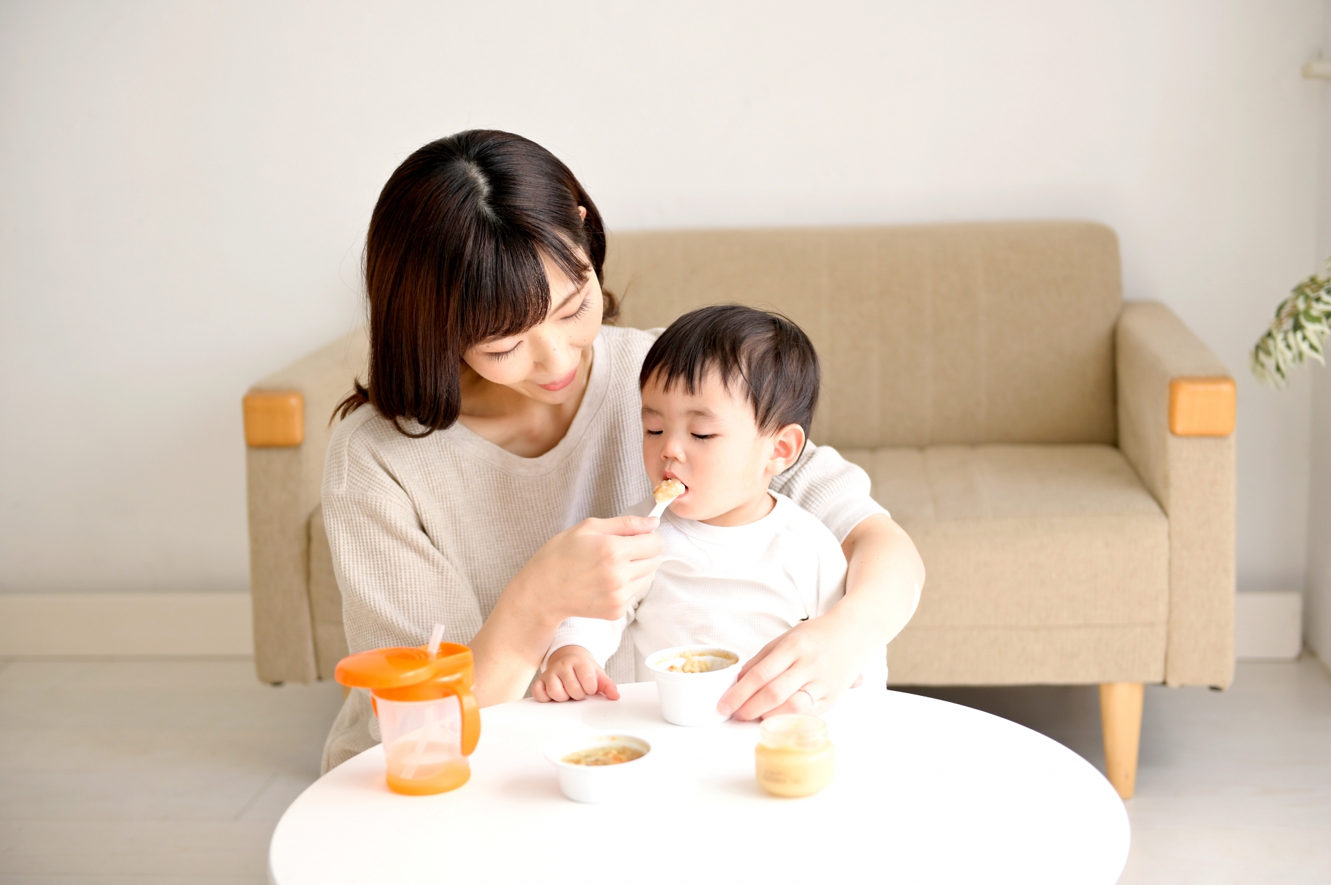 スプーンで離乳食をあげるママ