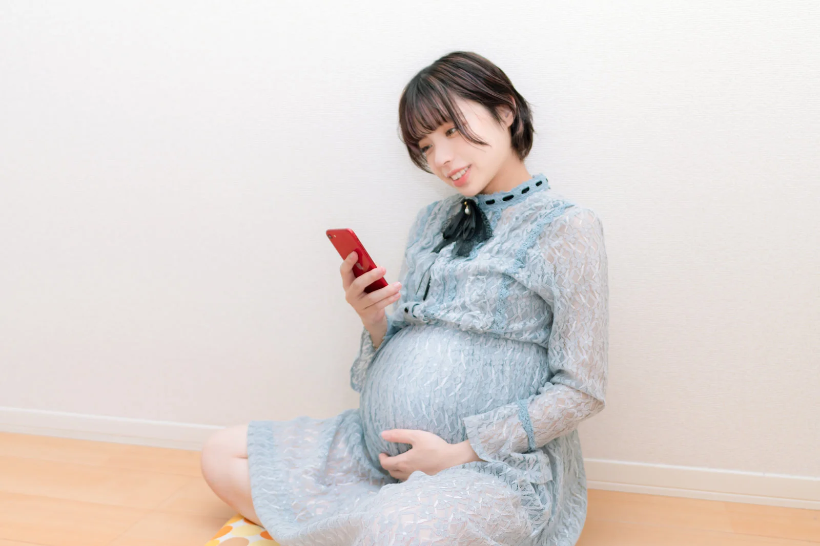 妊娠周期をアプリで確認する妊婦さん