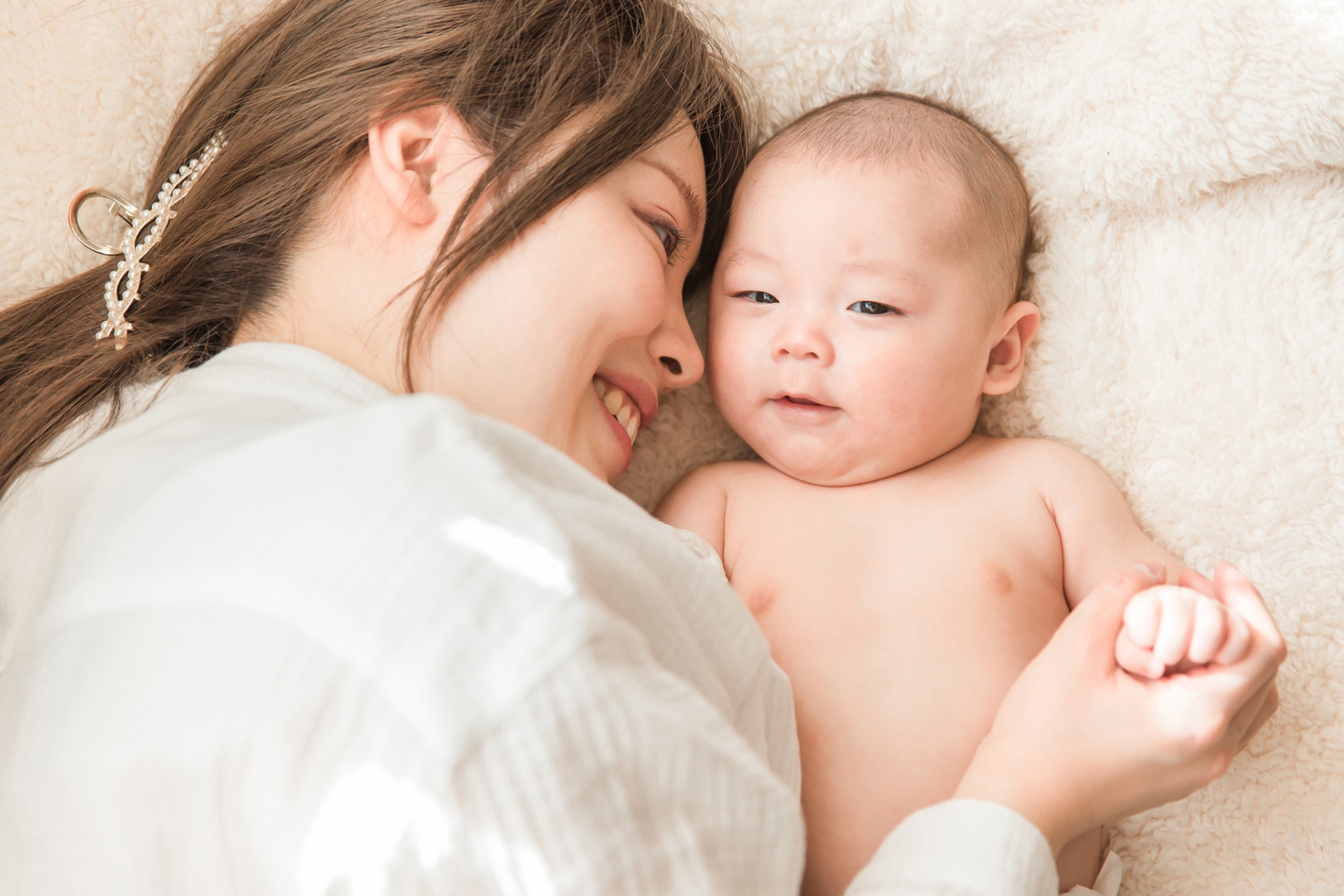 新生児の赤ちゃんとママ