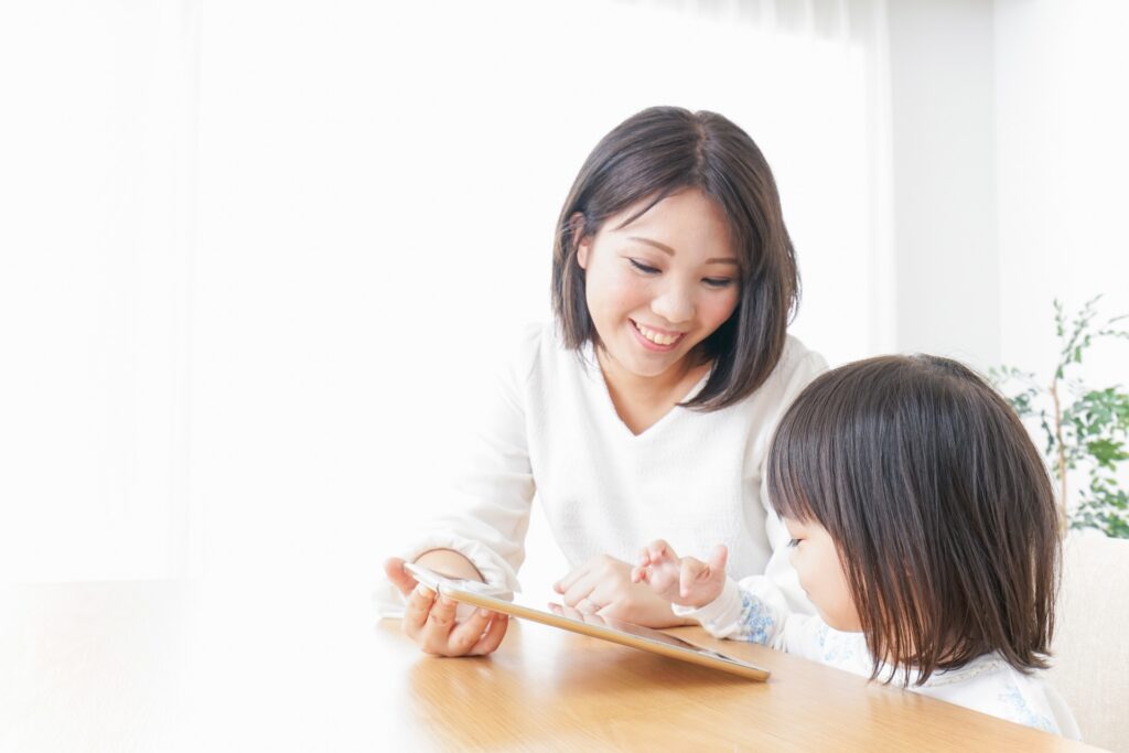 ママと遊ぶ子ども