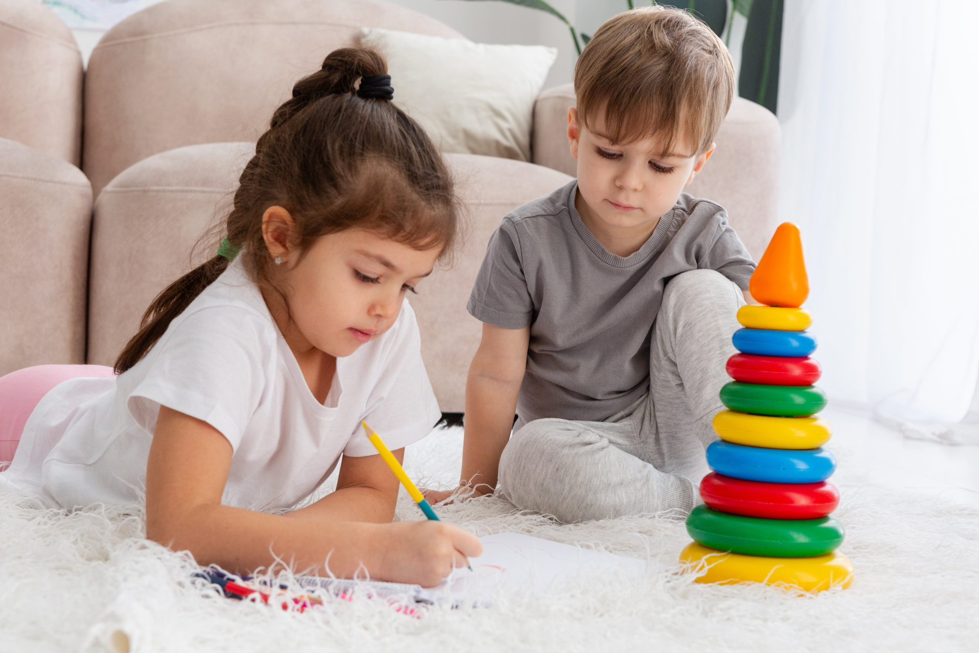 4歳の男の子と女の子