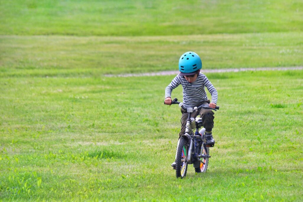 自転車の練習をする子ども