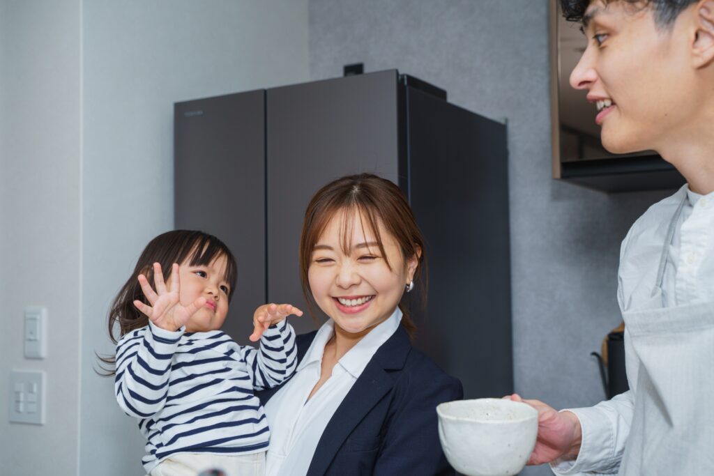 ご飯の用意をする家族