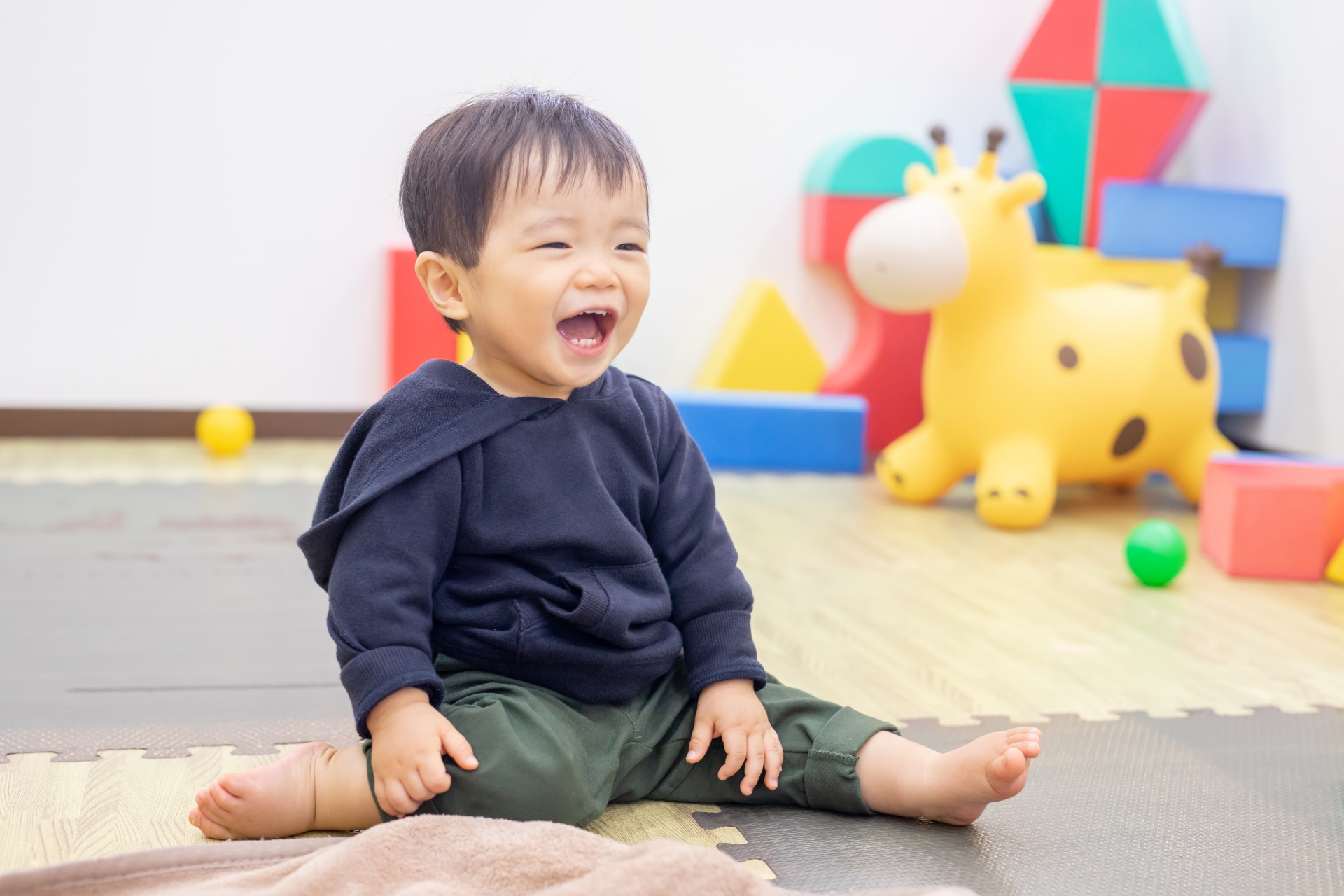 幼稚園で遊ぶ年少の園児