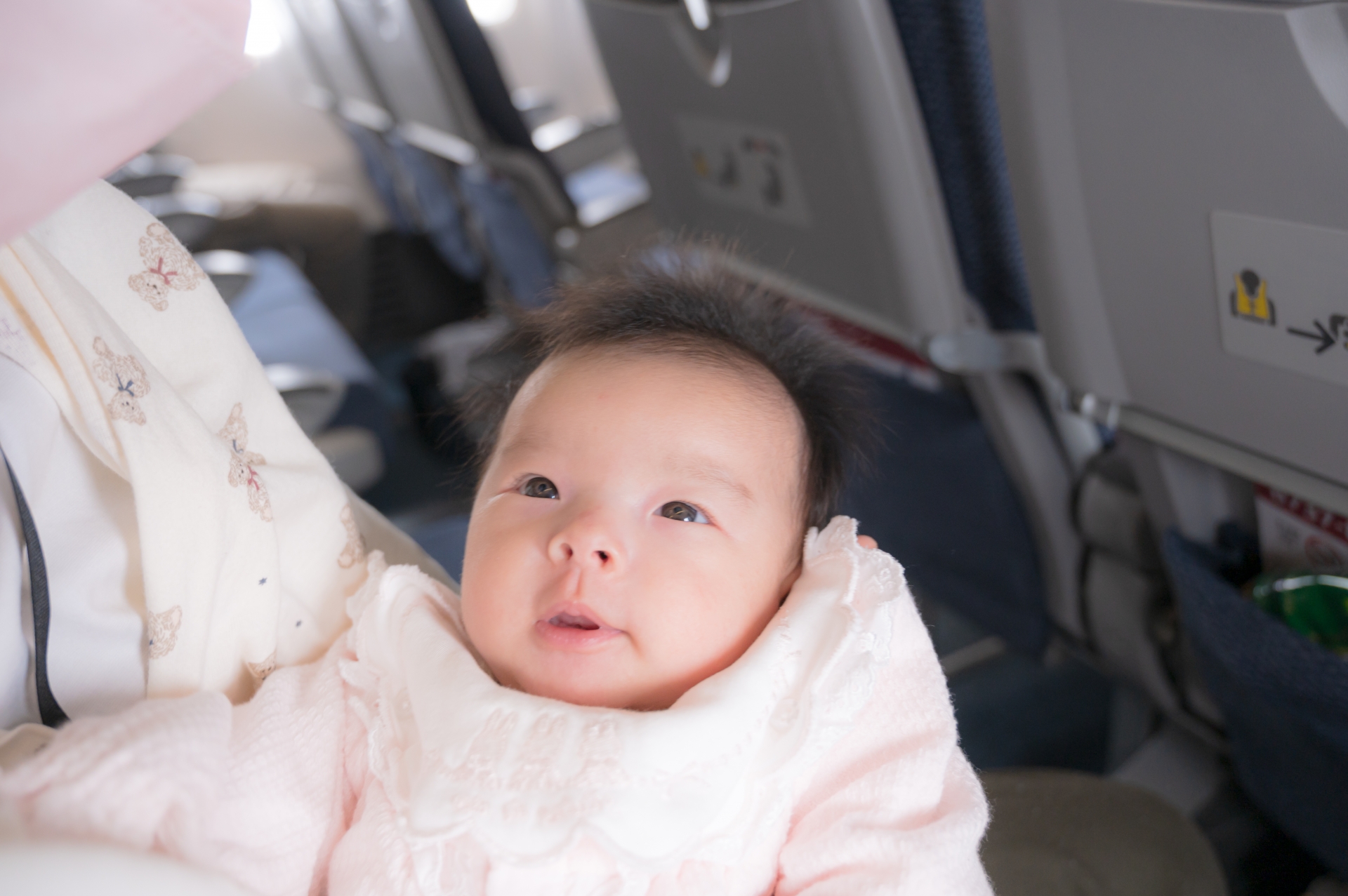赤ちゃんが飛行機に乗る様子