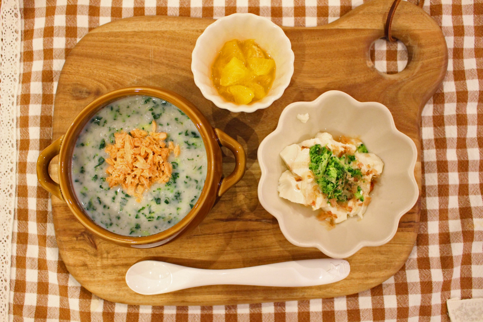 ベビー食器と離乳食のイメージ