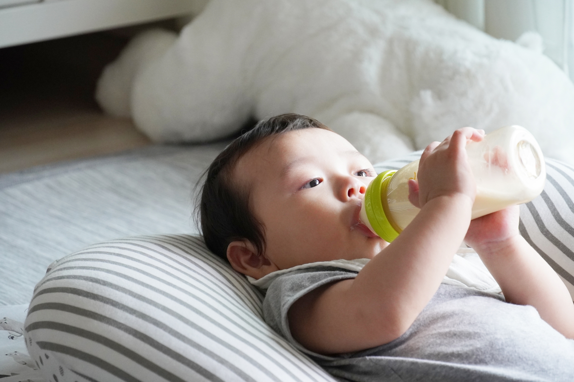 ミルクを飲む赤ちゃんの様子