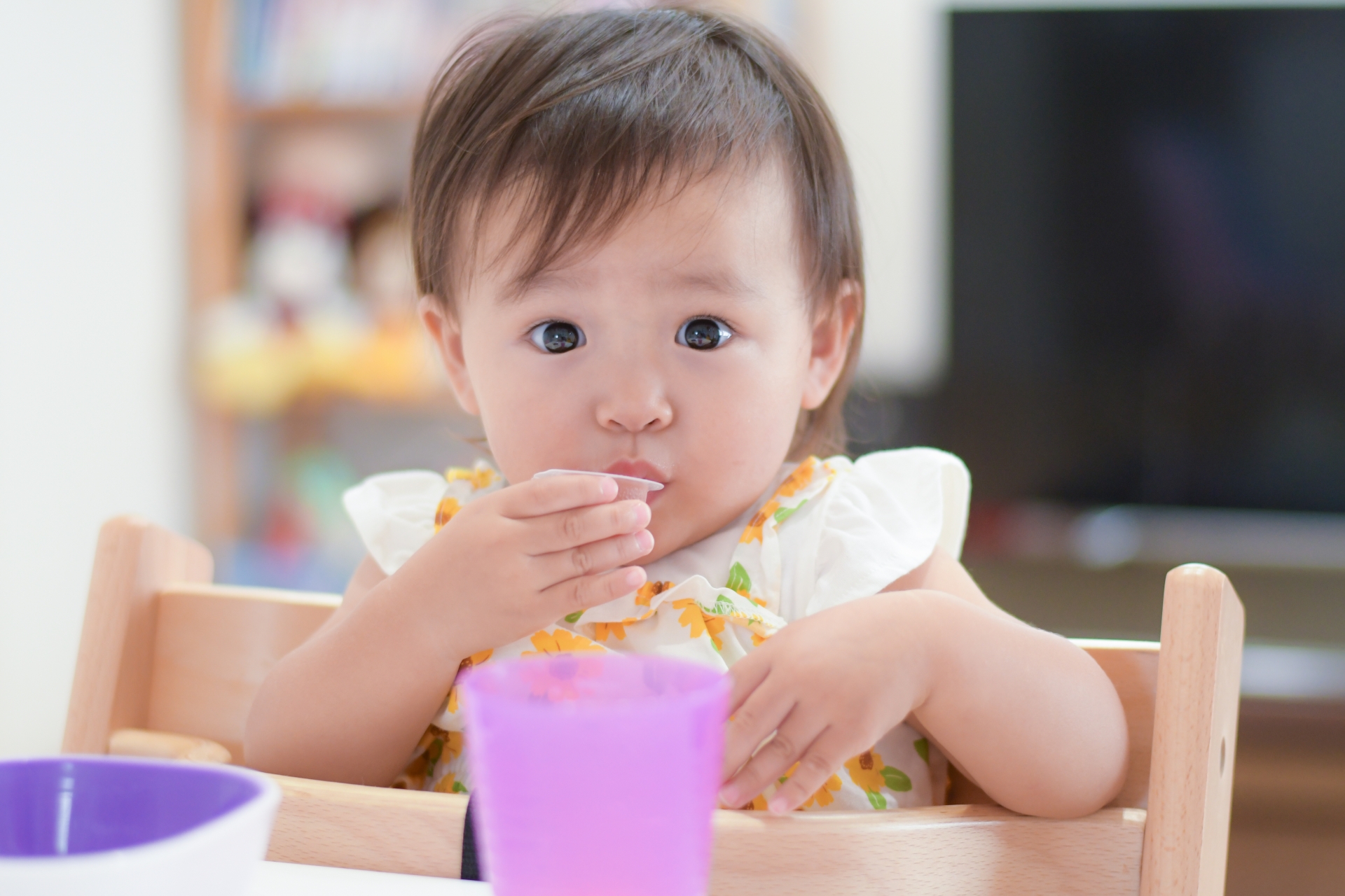 おやつを食べる赤ちゃん