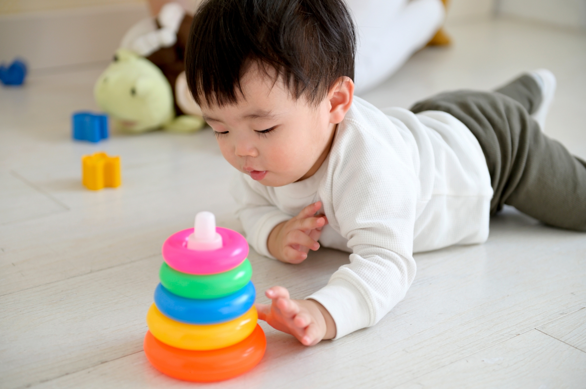 おもちゃで遊ぶ男の子