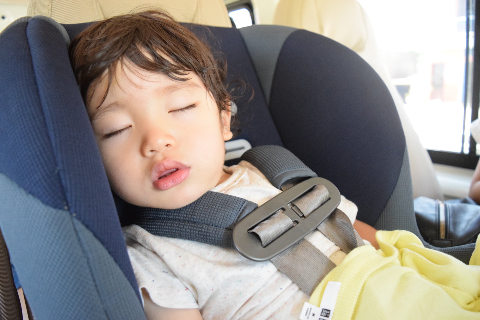 車内で眠る子ども