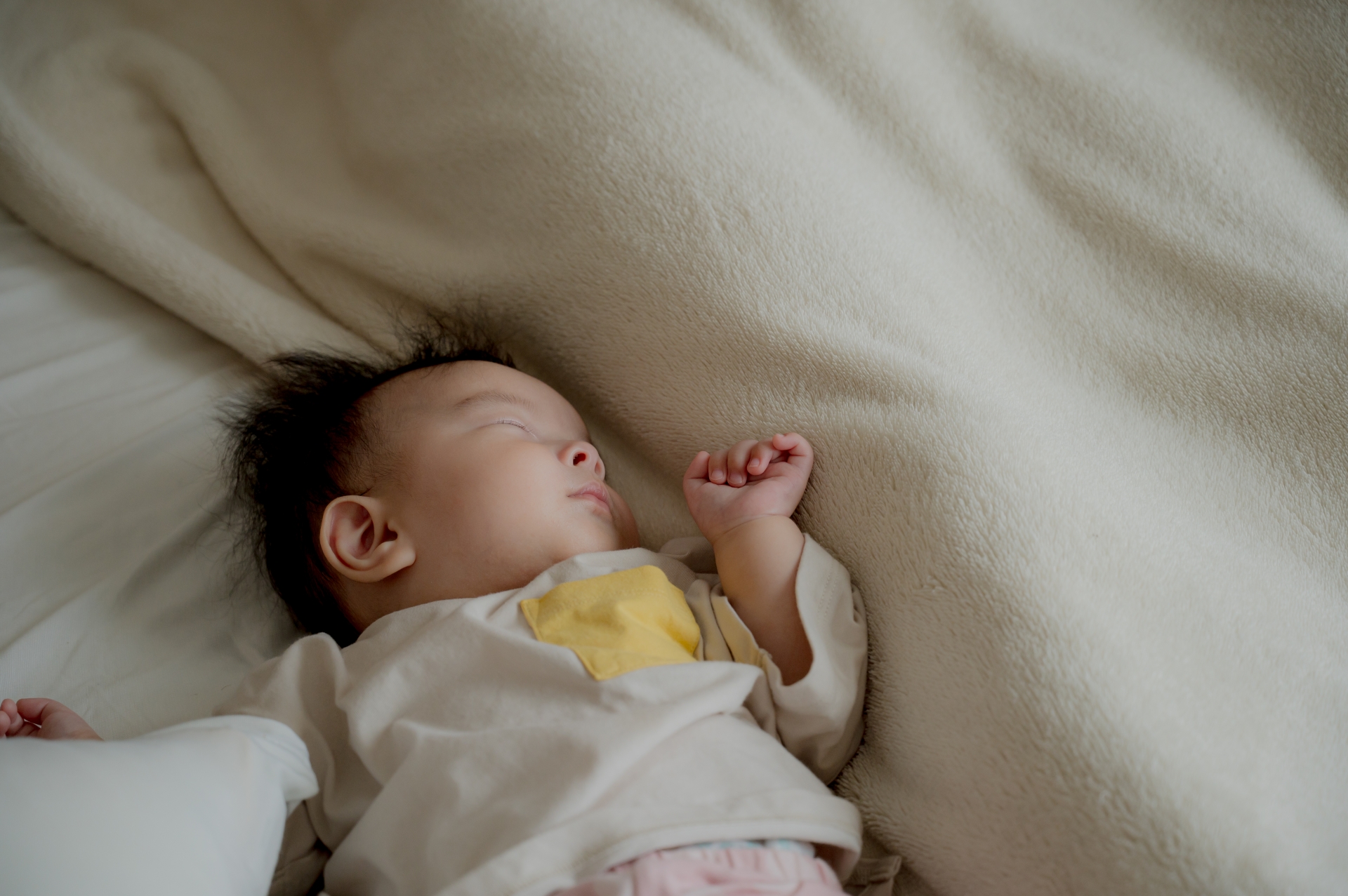 眠る子どもの様子