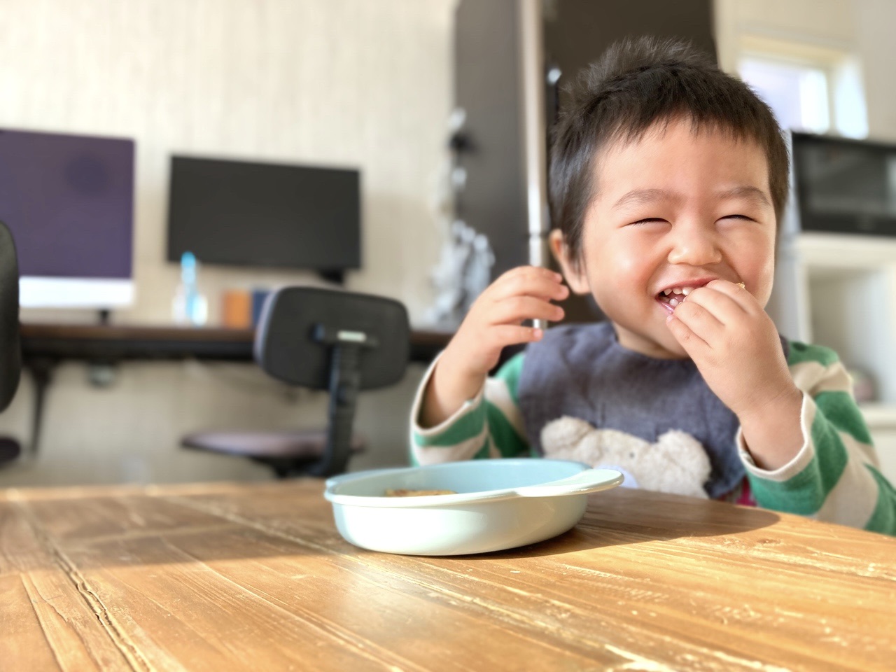 離乳食を食べる子ども